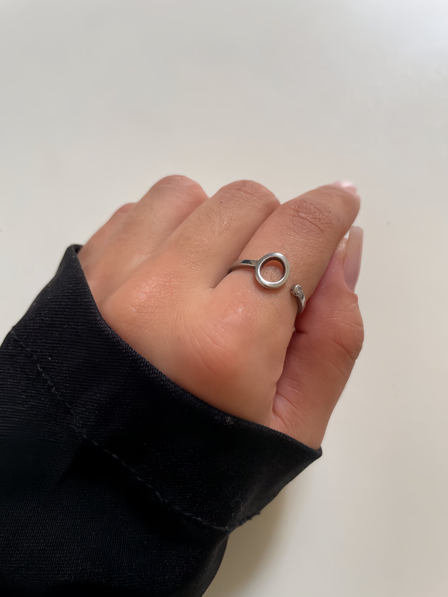 Anel redondo vazado com strass aberto de aço inox