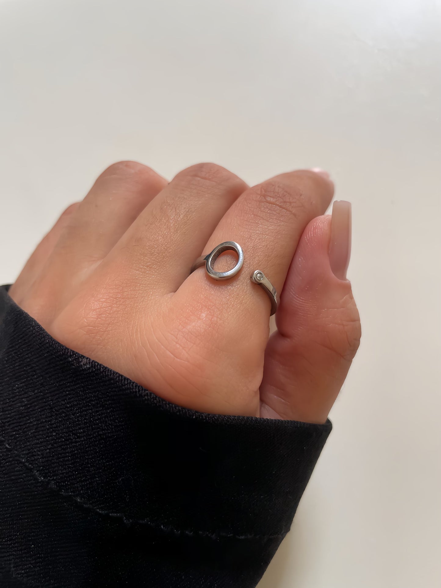 Anel redondo vazado com strass aberto de aço inox