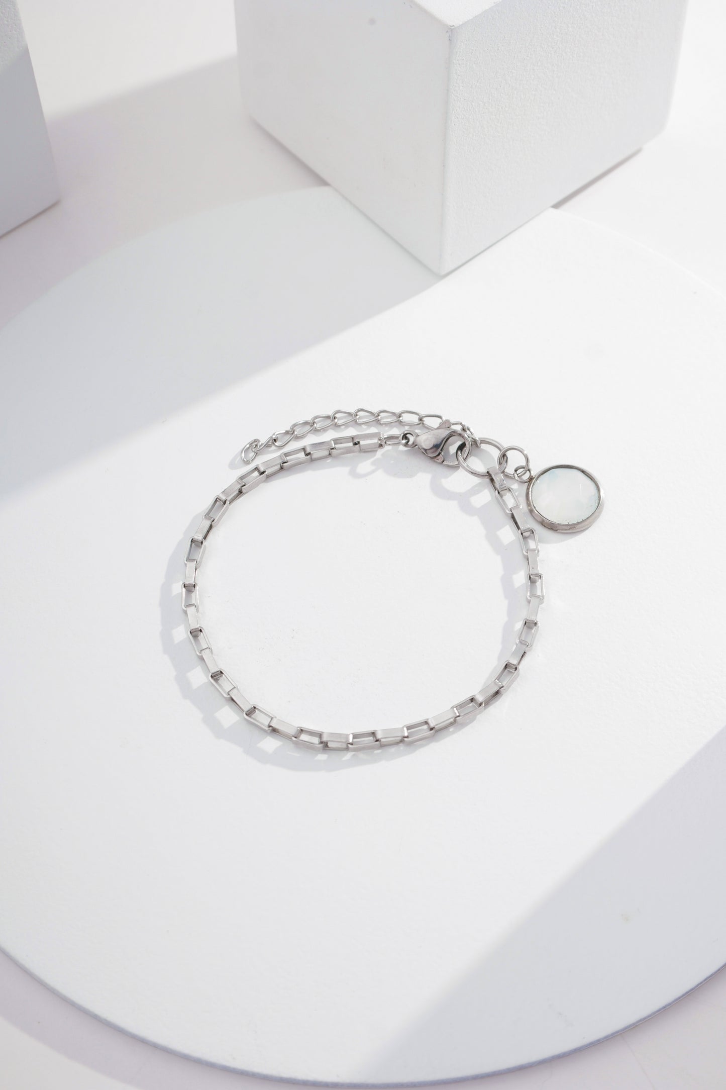 Pulseira pingente pedra off White e corrente cartier quadrada