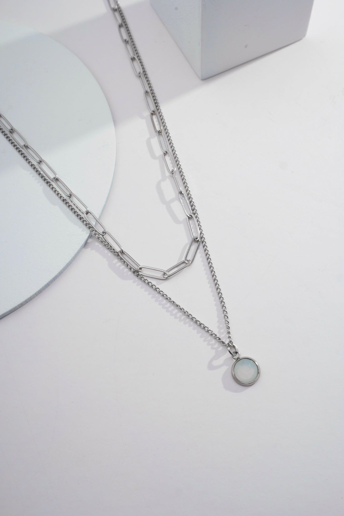 Colar duplo corrente cartier larga e pedra off white de aço