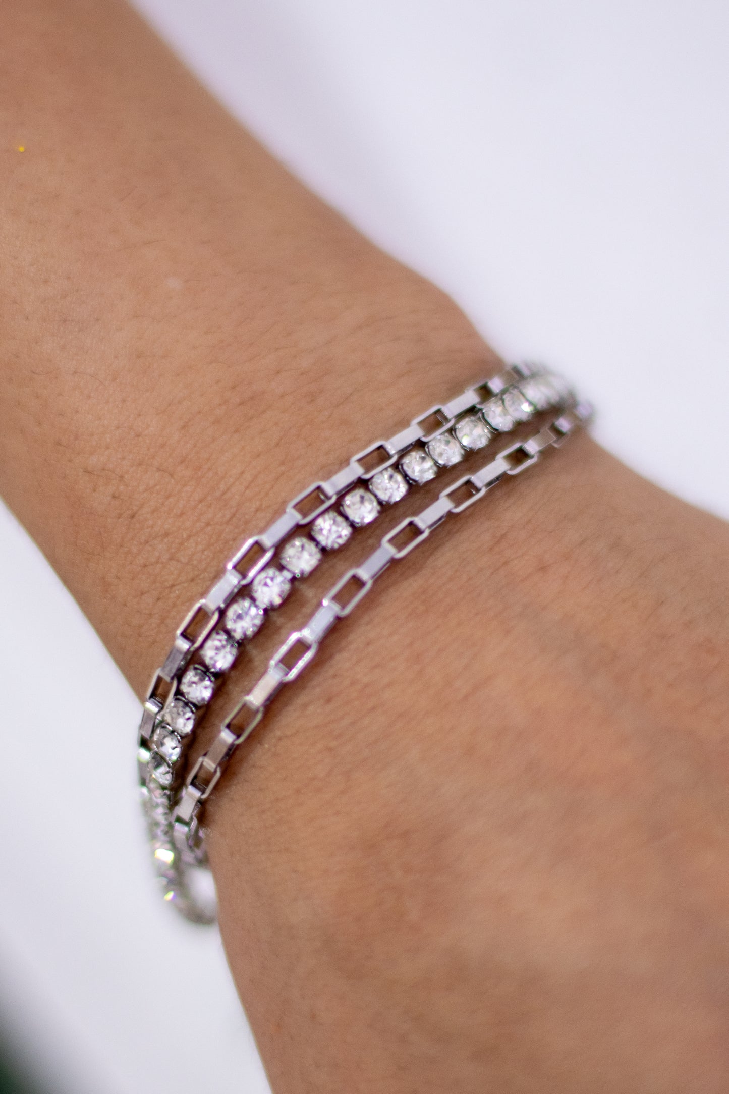 Pulseira tripla fio strass e corrente cartier quadrada