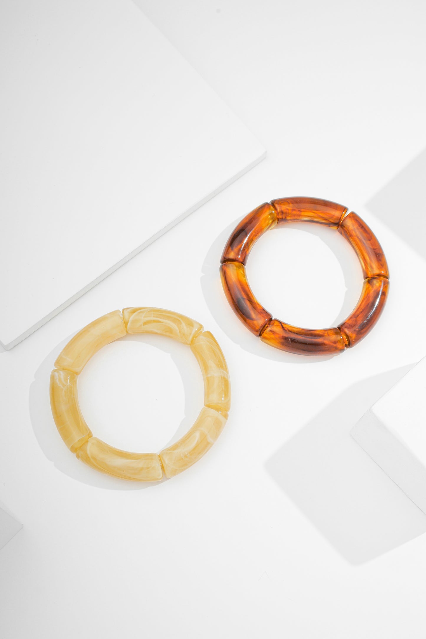 Bracelete tubo acrílico caramelo ou Nude