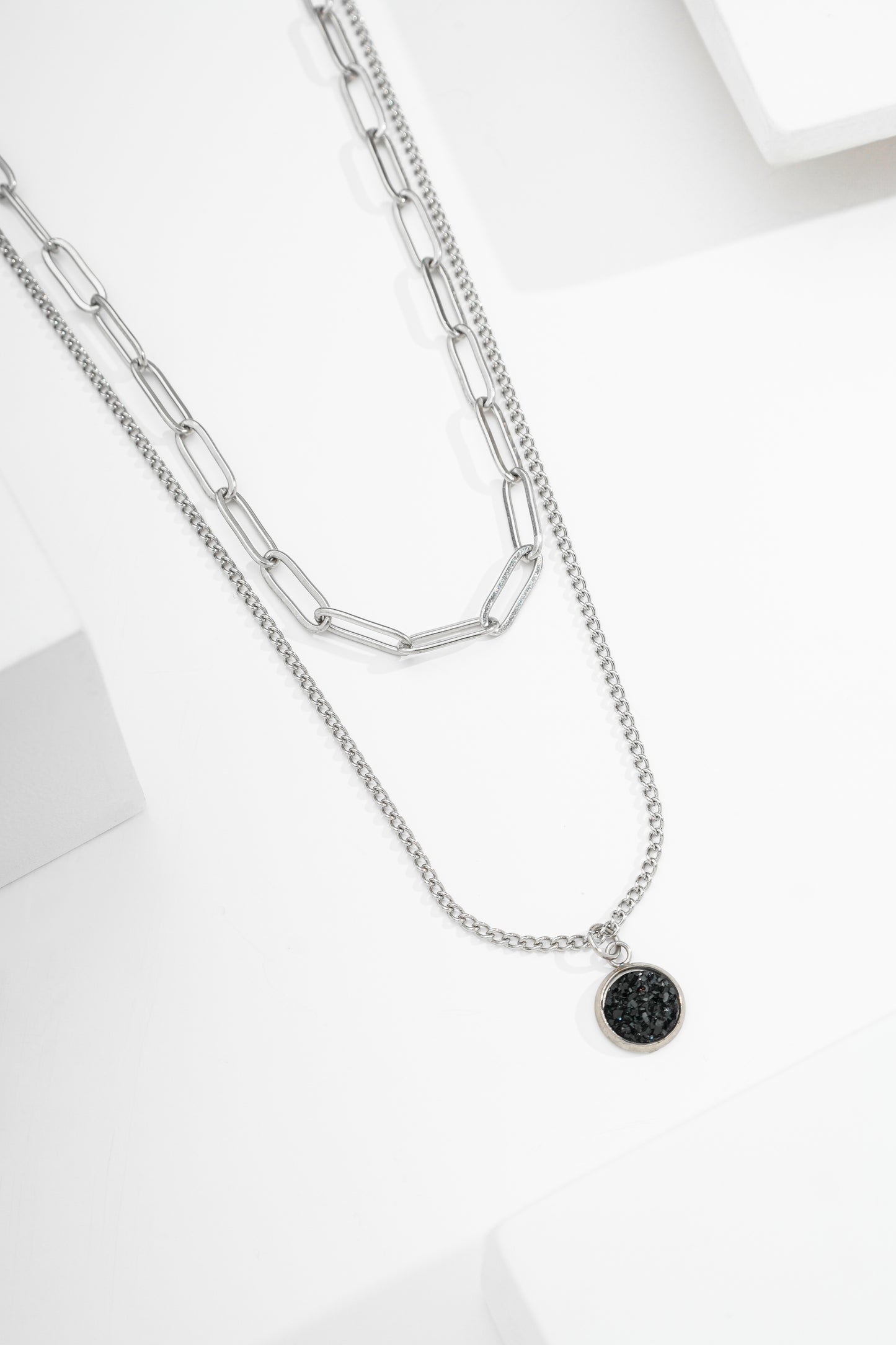 Colar duplo corrente cartier larga e chaton preto cascalho de aço
