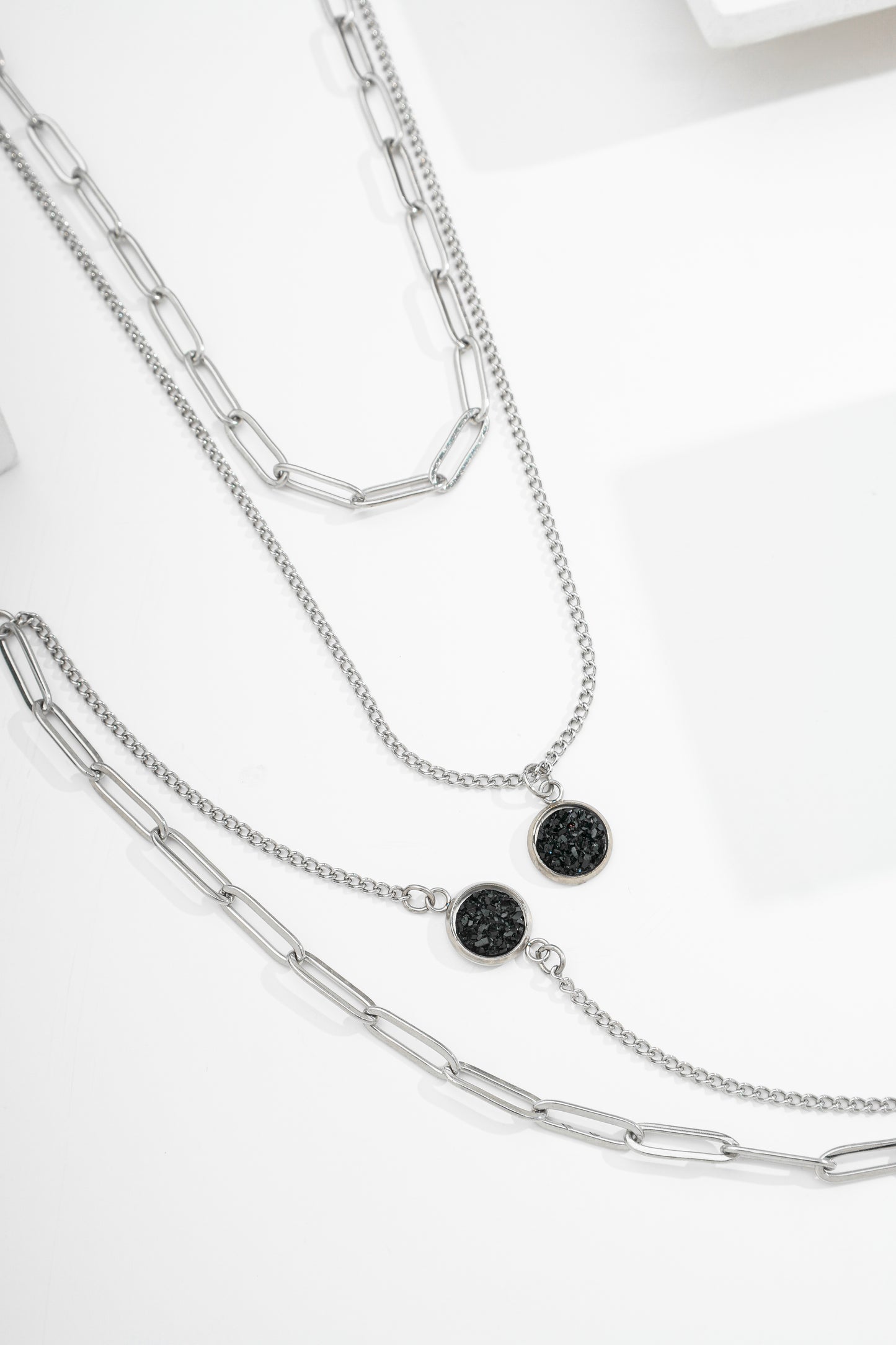 Colar duplo corrente cartier larga e chaton preto cascalho de aço
