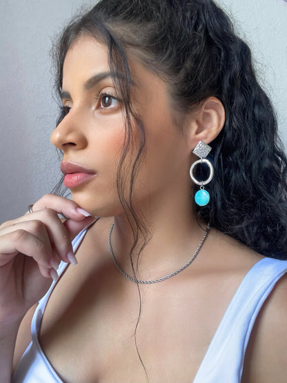 Brinco argola vazada com pingente azul