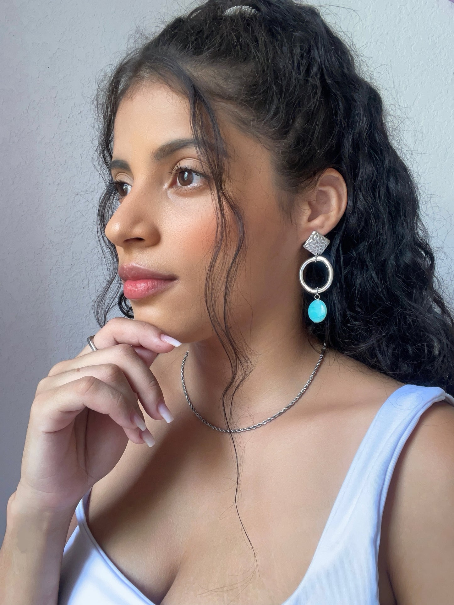 Brinco argola vazada com pingente azul