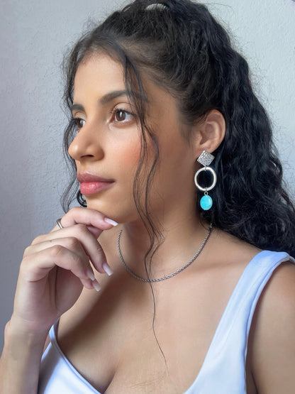 Brinco argola vazada com pingente azul