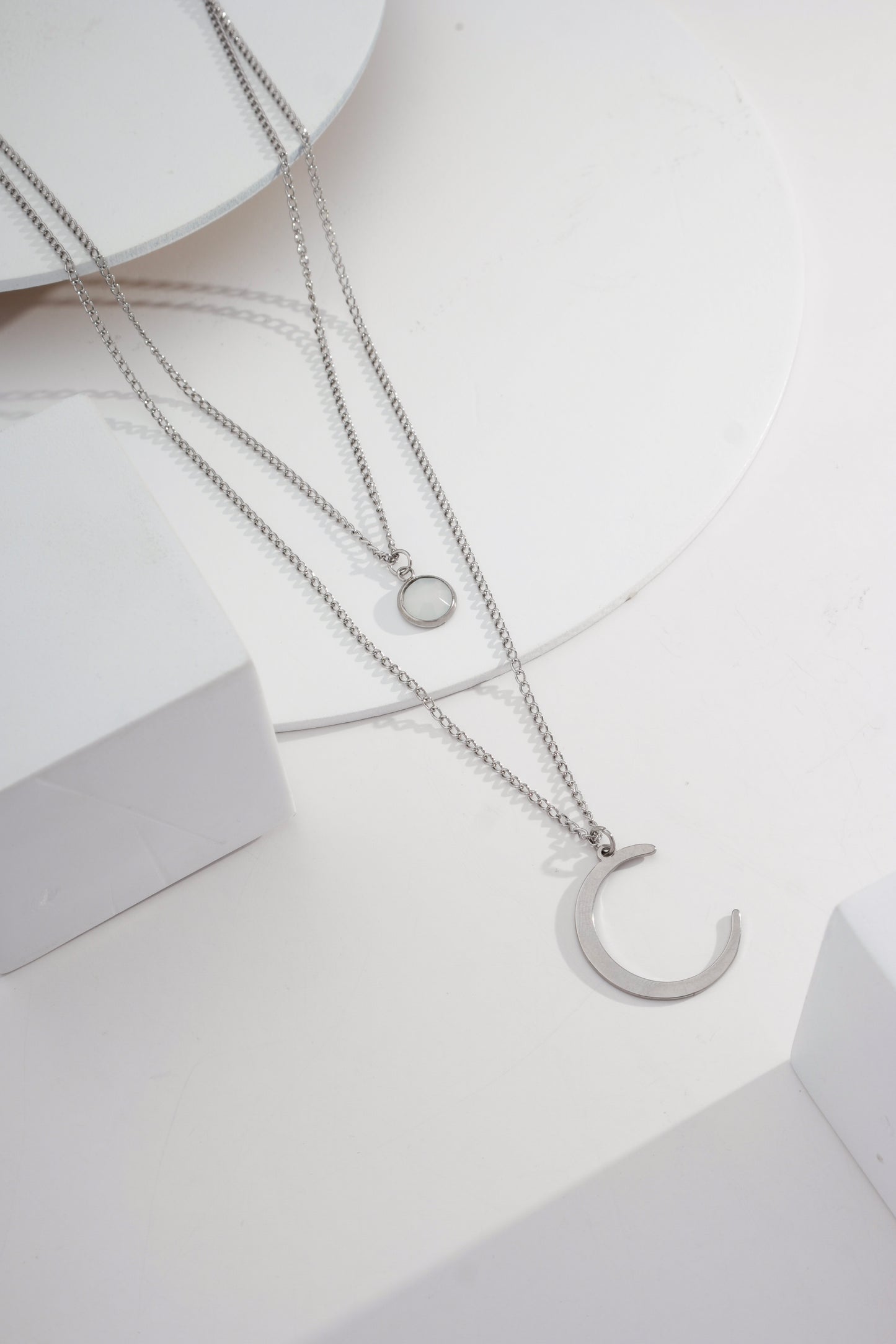 Colar duplo lua com pedra off white de aço