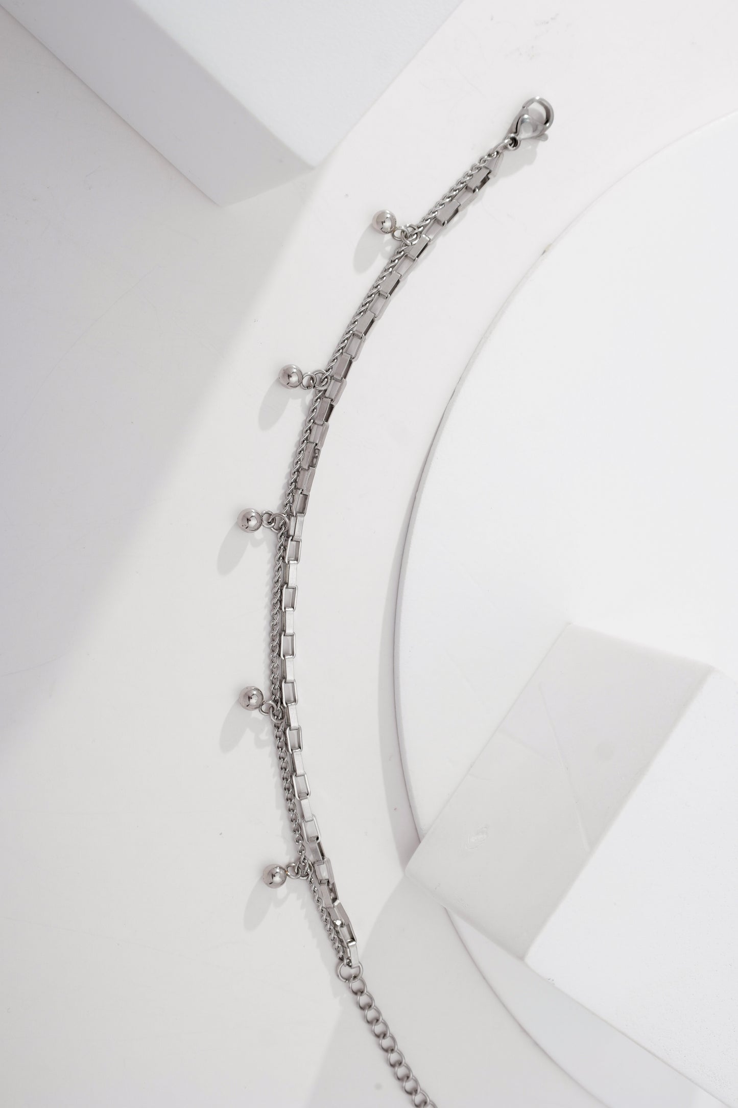 Pulseira dupla com pingente de bolinhas de aço inox