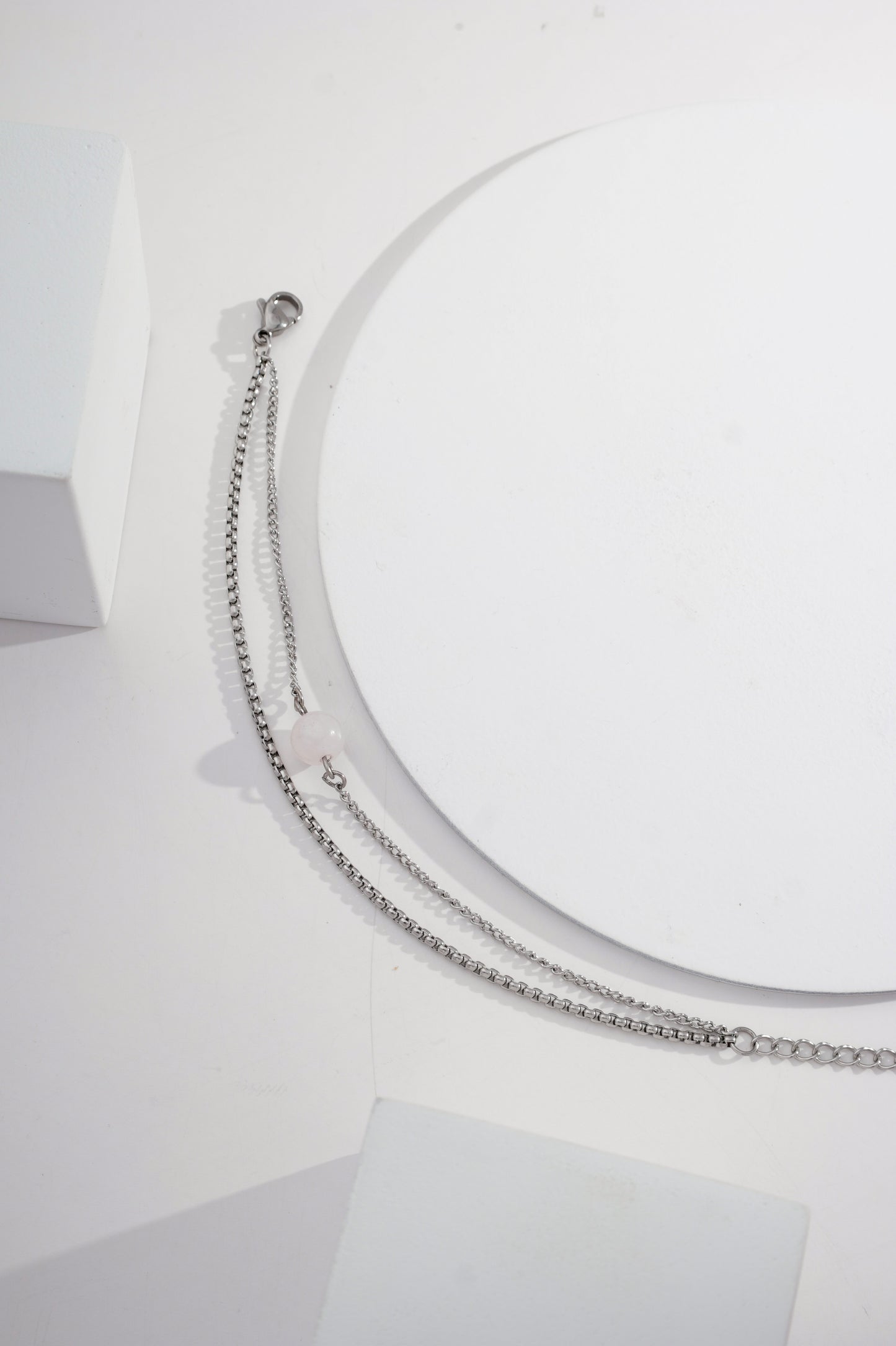 Pulseira dupla com pedra quartzo rosa bolinha e corrente veneziana redonda de aço