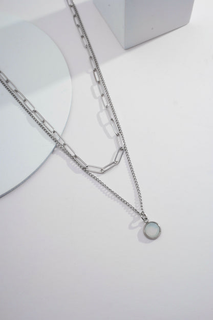 Colar duplo corrente cartier larga e pedra off white de aço