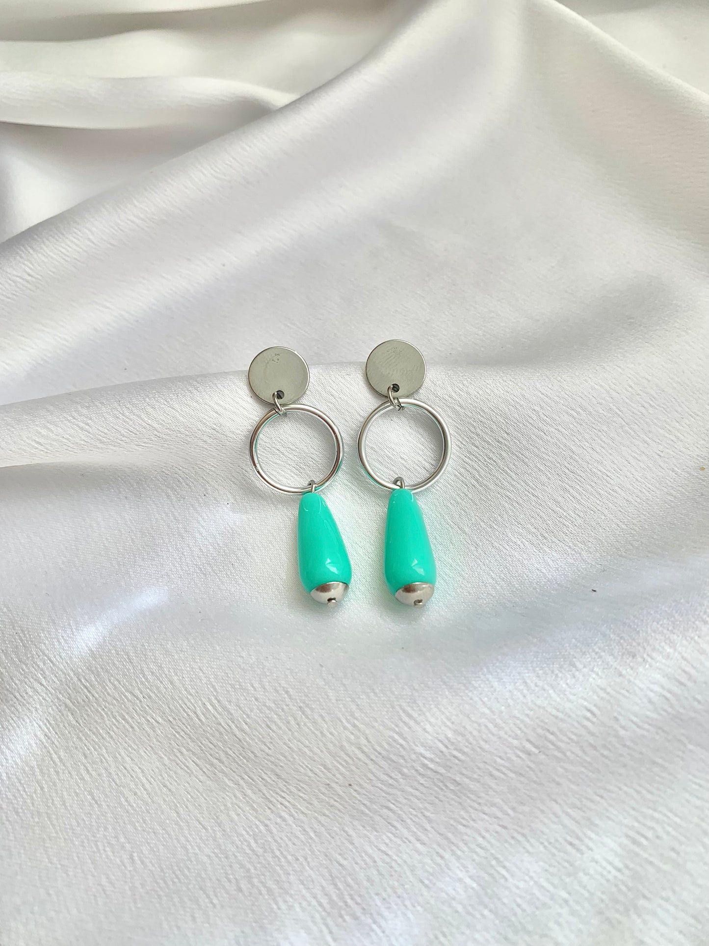 Brinco argola vazada e gotinha azul turquesa