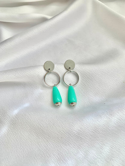 Brinco argola vazada e gotinha azul turquesa