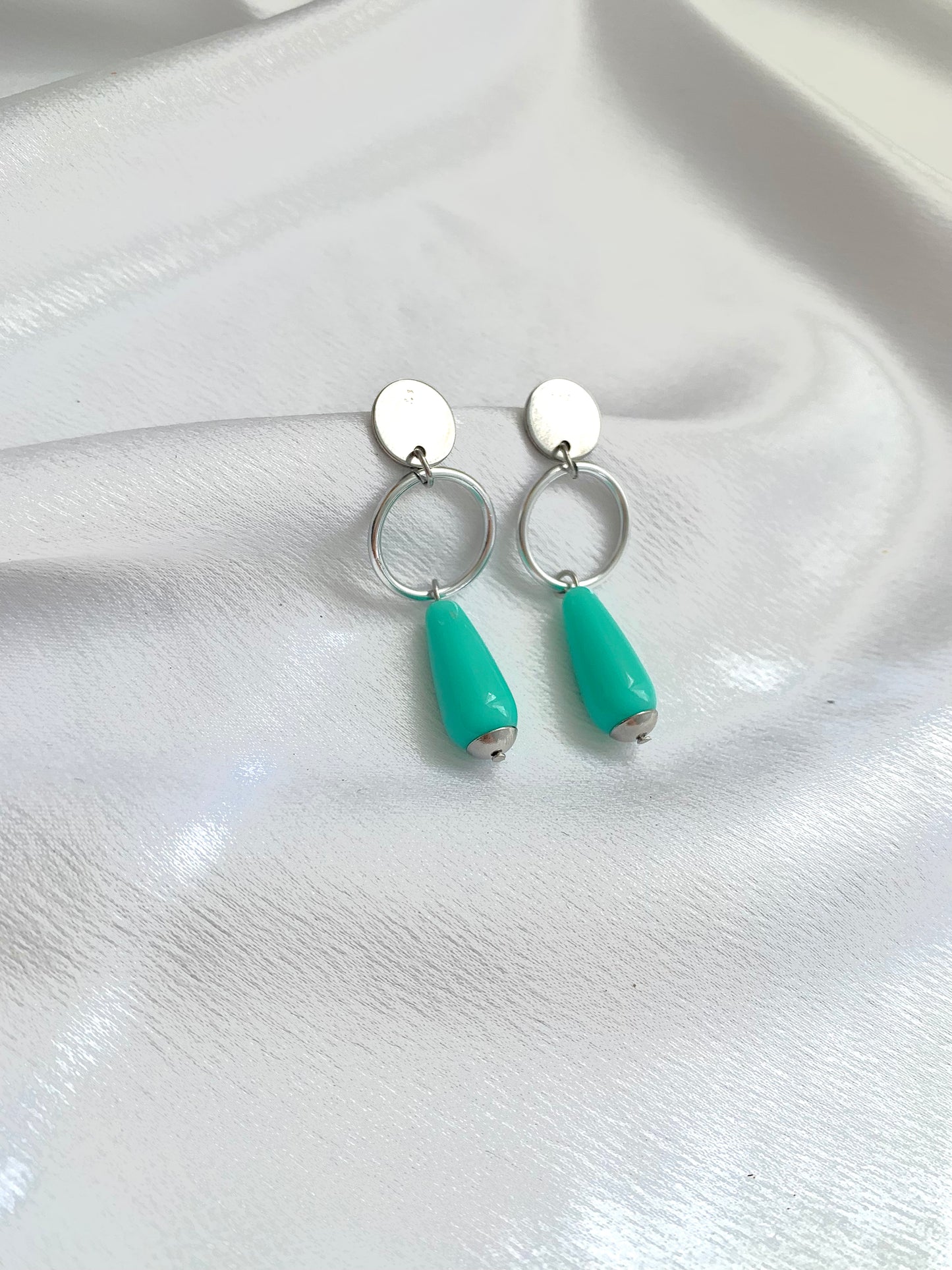 Brinco argola vazada e gotinha azul turquesa