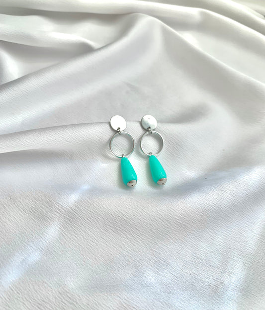 Brinco argola vazada e gotinha azul turquesa