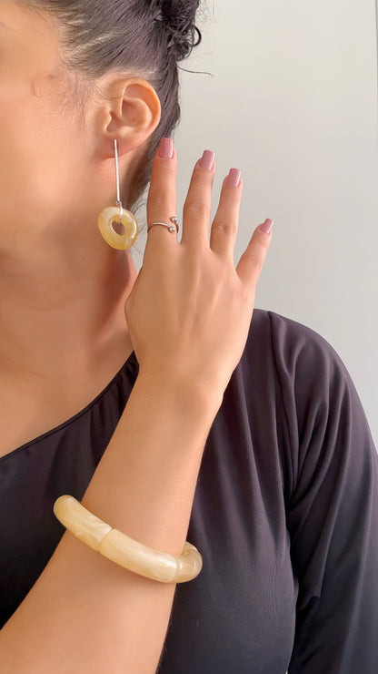 Brinco Pino palito fino rosquinha acrílico nude
