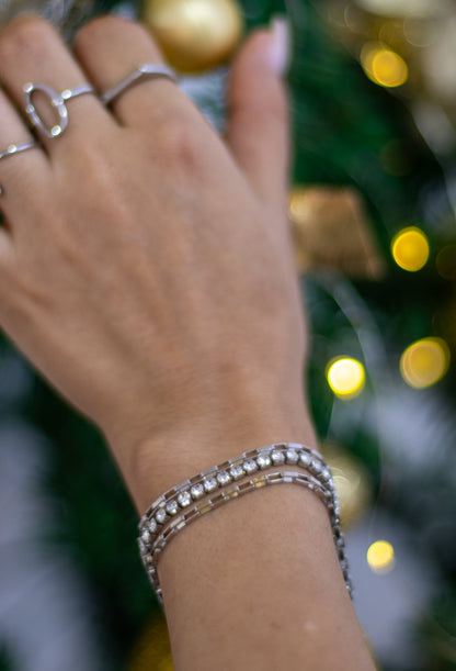 Pulseira tripla fio strass e corrente cartier quadrada