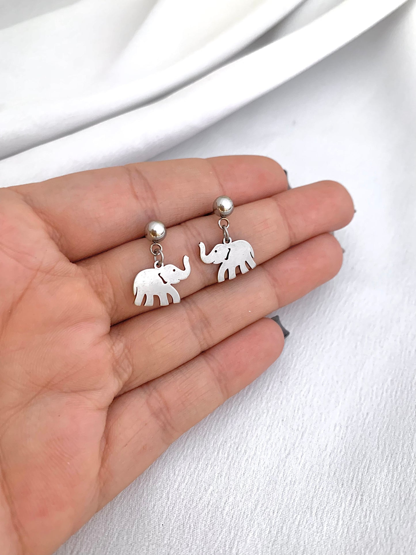 Brinco pino bolinha e pingente de elefante de aço inox