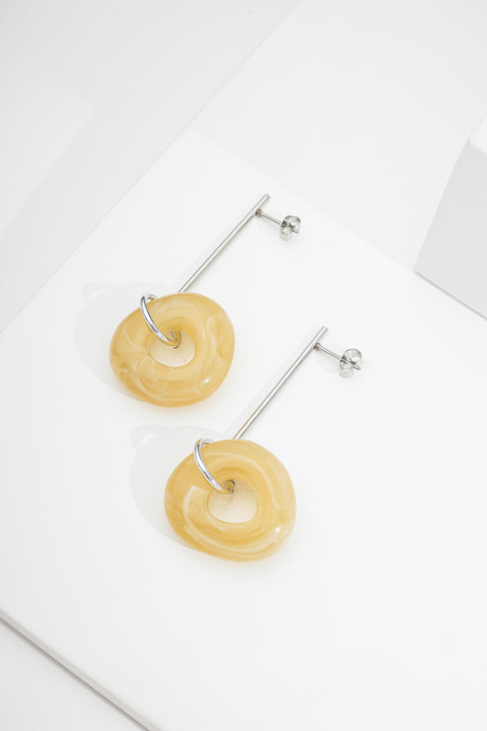 Brinco Pino palito fino rosquinha acrílico nude