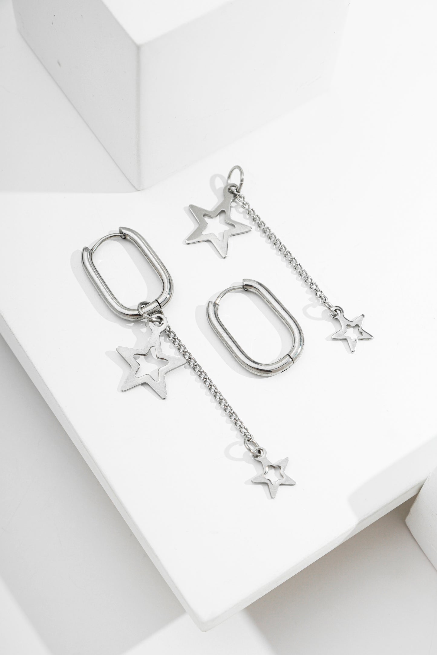Argola oval 2 em 1 estrelas vazadas